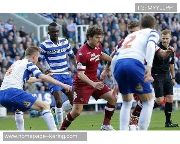 布莱克普与雷丁的激烈对决揭示英冠争夺战的最新动态与战术分析